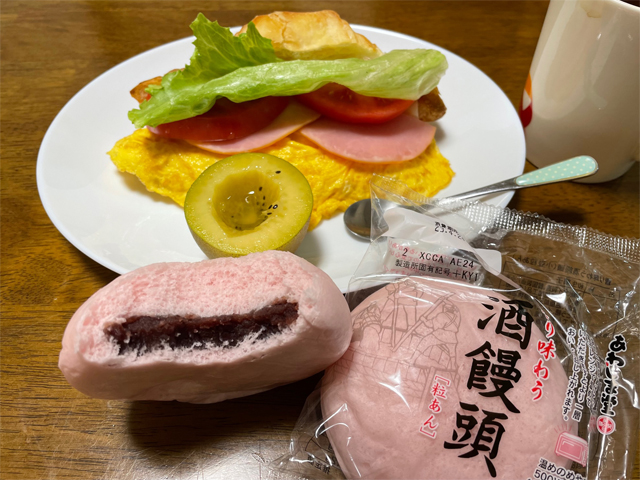 劇薬色のクロワッサンサンドとあわしま堂の酒饅頭