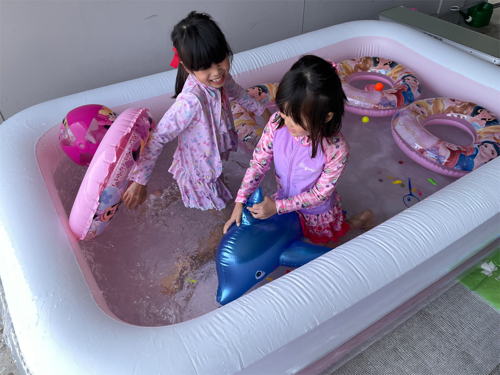 ビニールプールではしゃぐちびっ子ギャングたち