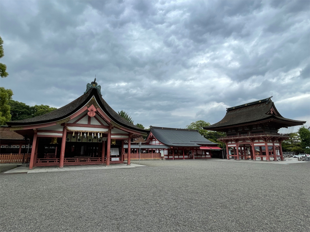 津島神社の本殿と楼門