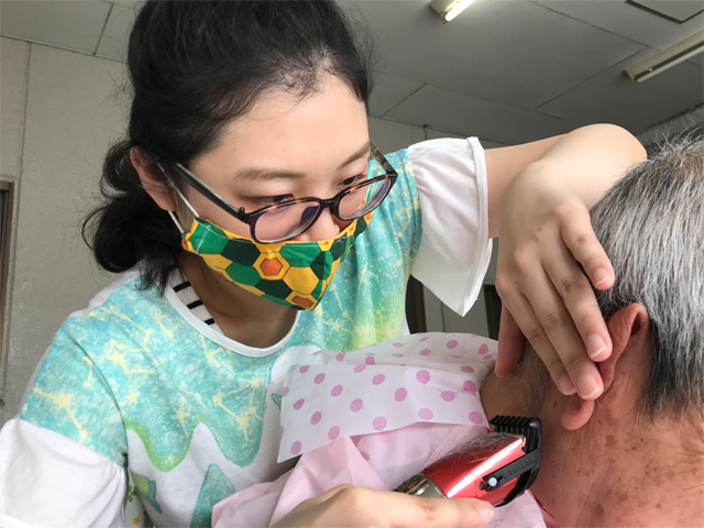 義父の髪をバリカンで刈る次女