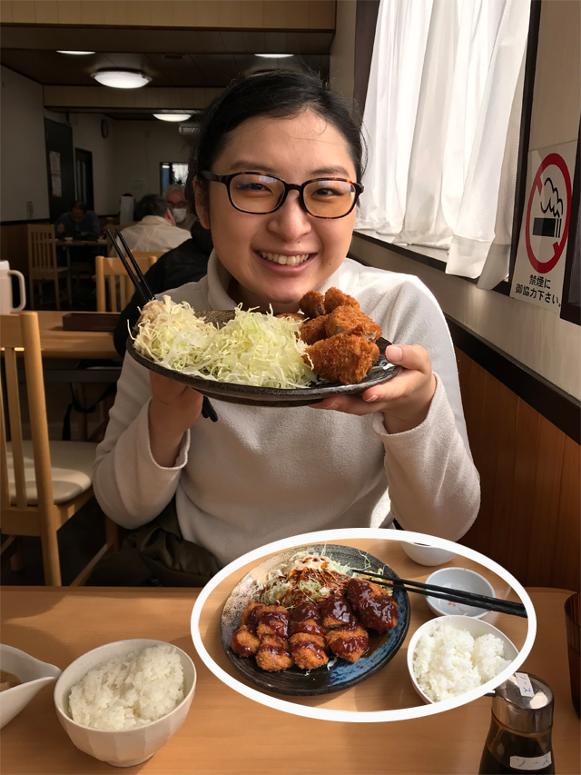 ひれかつ小ライスを前にうれしそうな次女