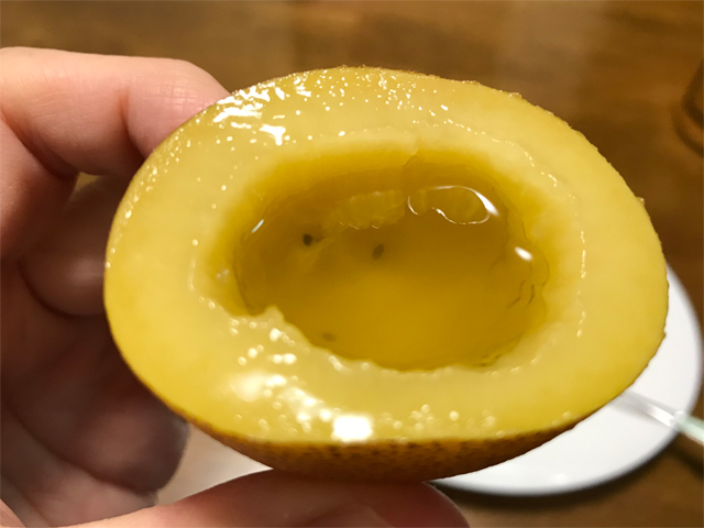 オリーブオイルを垂らしたキウイ