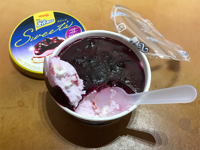 スーパーカップのベリーベリーフロマージュ