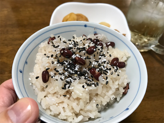 ゴマ塩たっぷりの赤飯