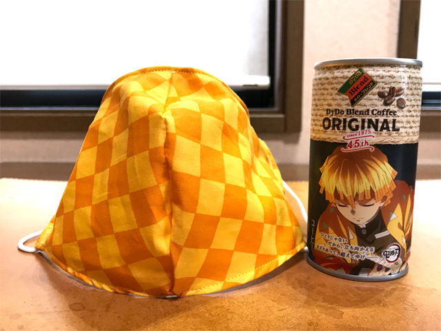 我妻善逸っぽいマスクと缶コーヒー