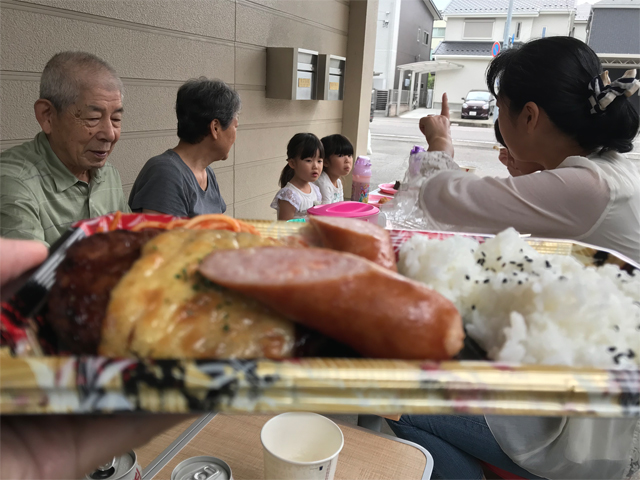 車庫で賑やかなお食事会