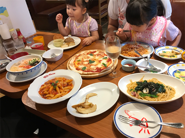 ピザやパスタを満喫する結衣ちゃん&莉子ちゃん
