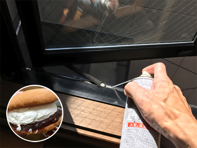 窓枠にシリコンをスプレーする