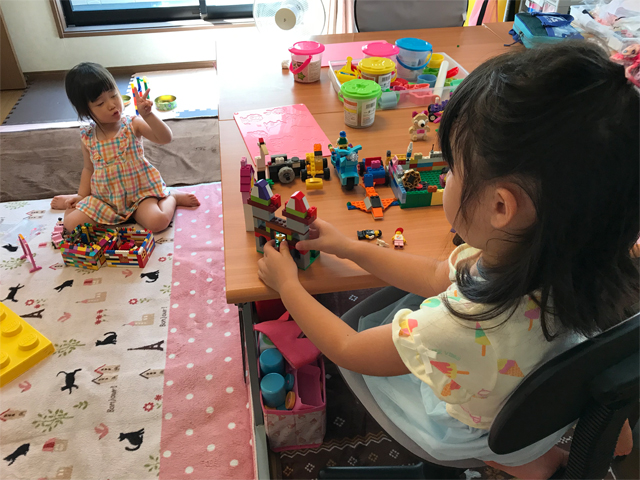 レゴブロックで遊ぶちびっ子ギャングたち