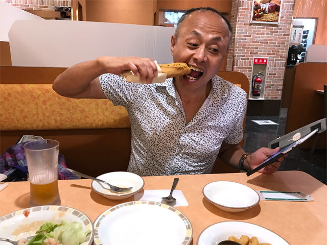 サイゼリヤアスティ大垣店で元気な世界のアツロー
