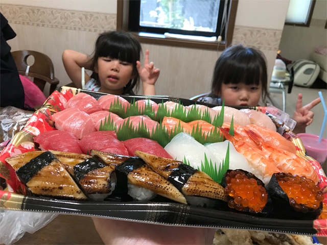 バローの握り寿司とちびっ子ギャングたち