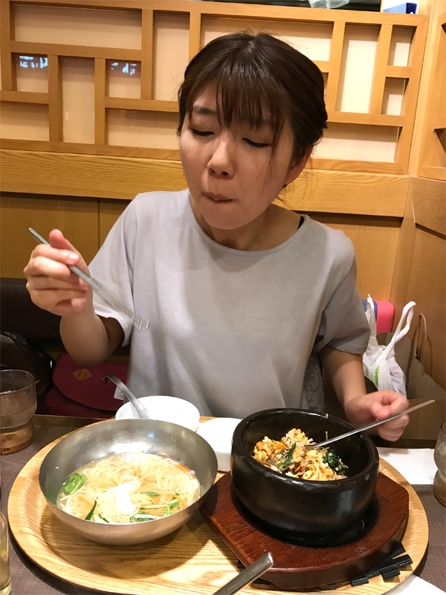 石焼ビビンバとミニ冷麺セットを満足げに食べる長女