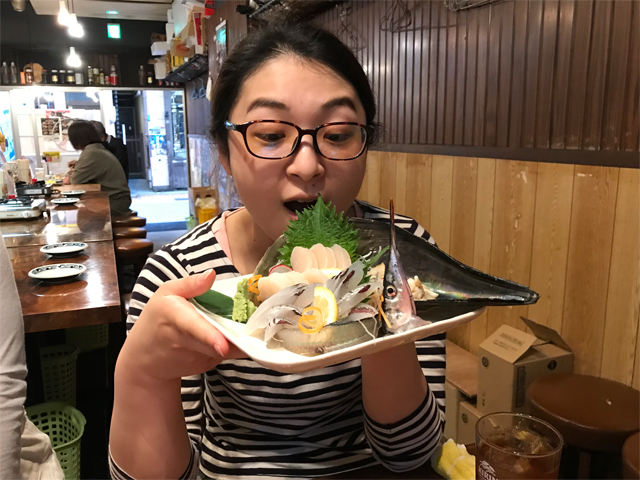 丸大駅前センターで刺身の盛り合わせを見て驚く次女