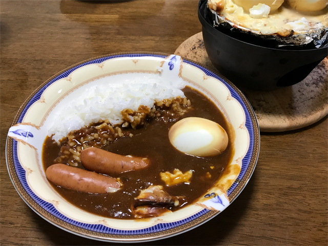 燻したゆで卵＆ソーセージをトッピングしたレトルトカレー