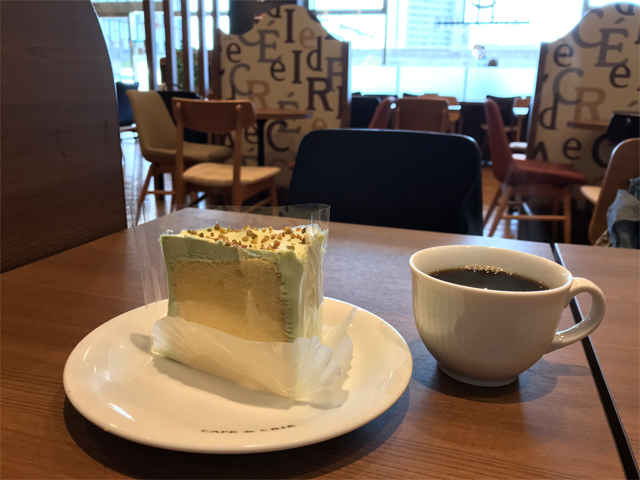 ピスタチオのシフォンケーキと熱い珈琲