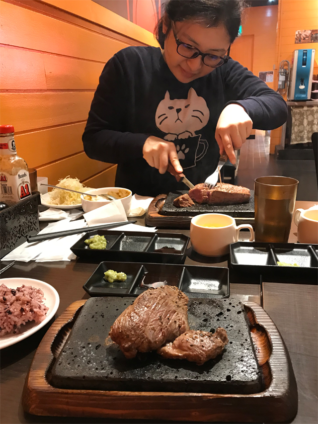 ヒレステーキ（１５０グラム）＆やっぱりステーキと格闘する次女