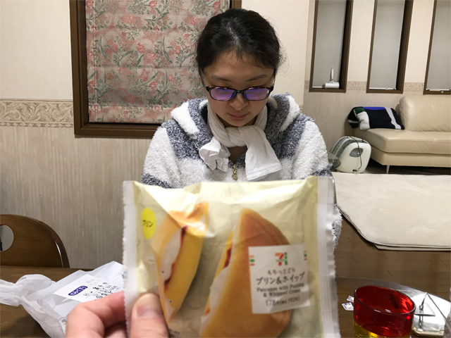 もちっとどらプリン&ホイップを食べる次女