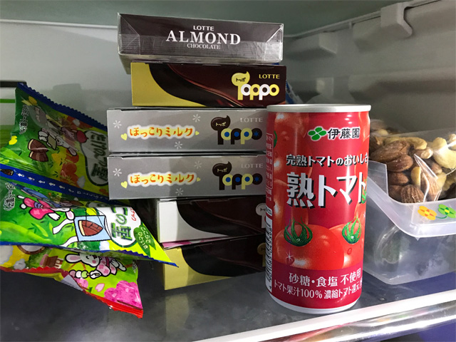 冷蔵庫の中のトマトジュース