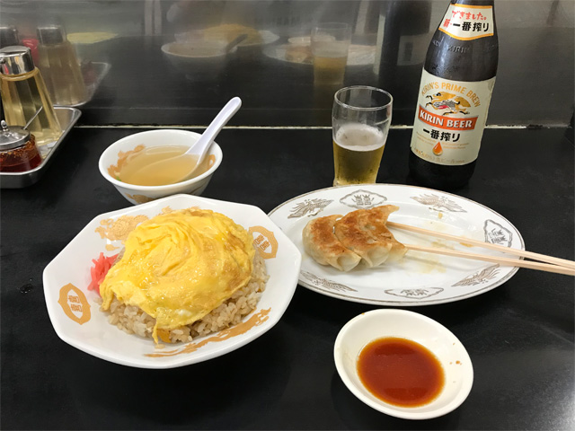 玉子チャーハンと餃子と瓶ビール