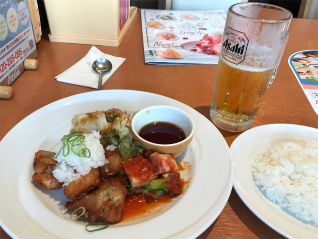 鶏の唐揚げ鬼おろしポン酢＆ブロッコリーとベーコンのトマトソースと生ビール