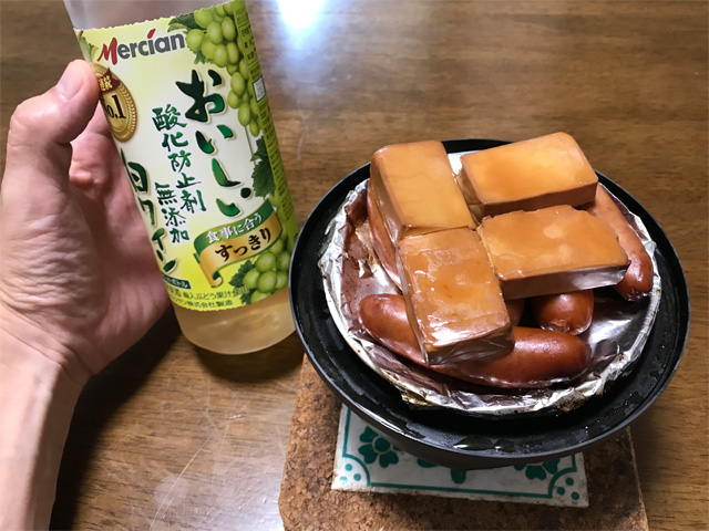 チーズとソーセージの燻製と白ワイン