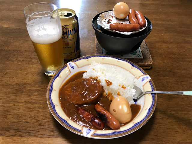 燻したゆで卵＆ソーセージをトッピングしたレトルトハンバーグカレー