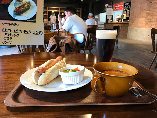 生カブトビールとホットドッグランチ