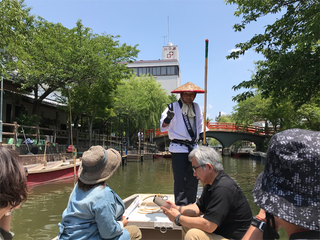 柳川の川下りとＶサインの船頭