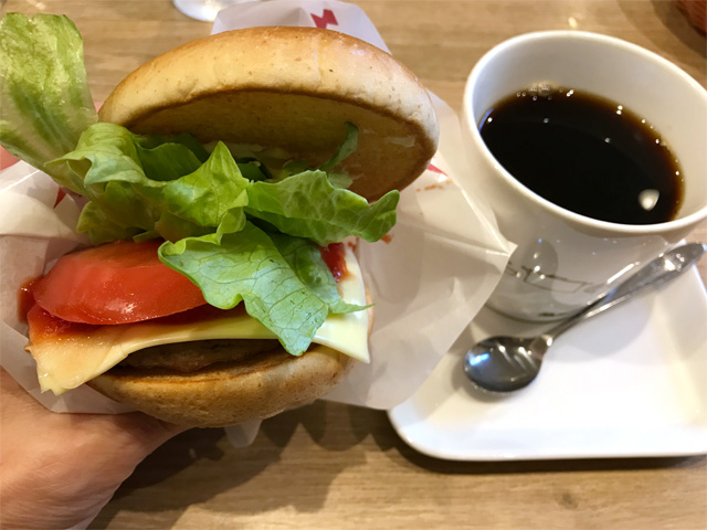 モーニング野菜チーズバーガーとぬるい珈琲