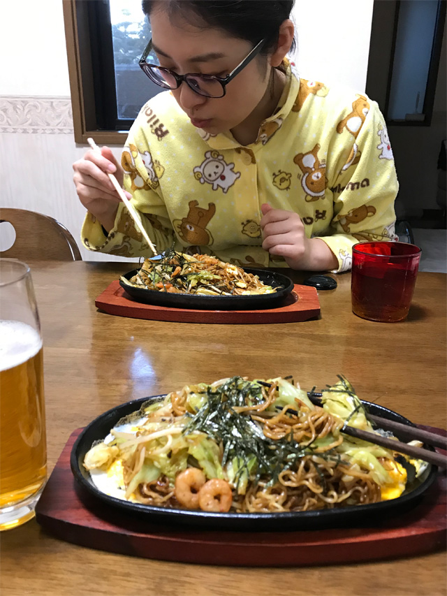 次女と鉄板焼きそば