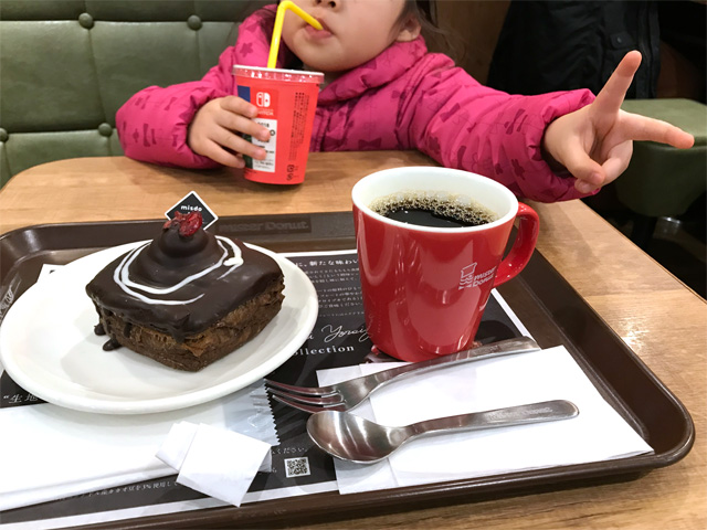 ミスタードーナツでご機嫌の結衣ちゃん