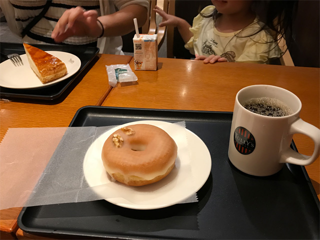 ハニーウォルナッツドーナツと熱い珈琲