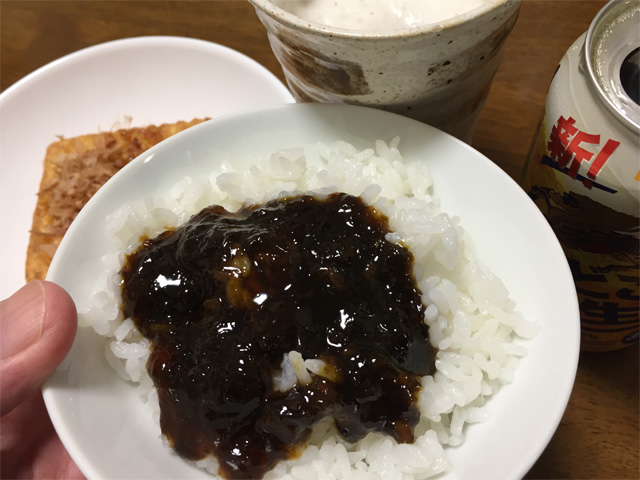 炊き立ての白いご飯に岩のり、厚揚げ、お茶代りの発泡酒