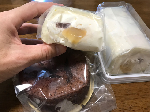 飛騨桃のホワイトロールケーキとガトーショコラ