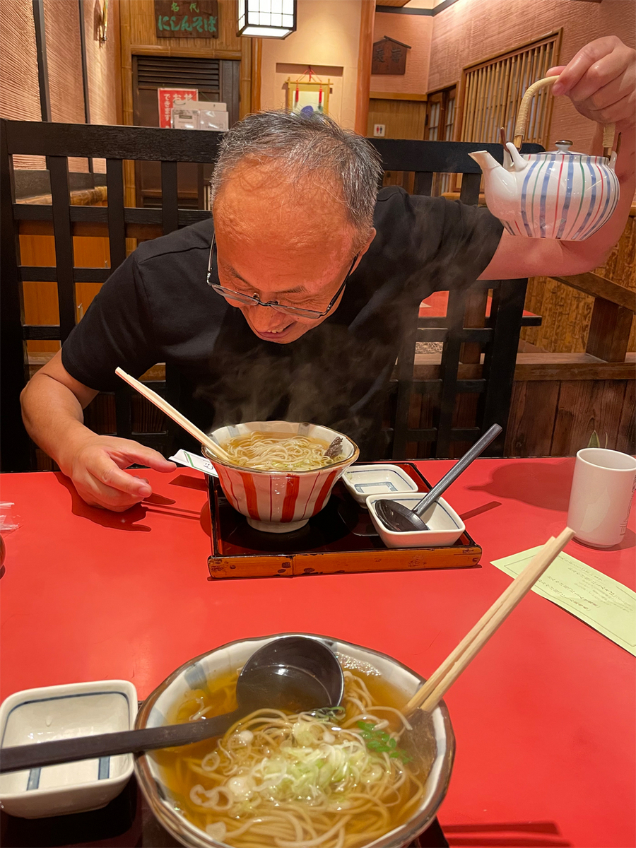 酒井亭でにしんそばを食べる世界のアツロー