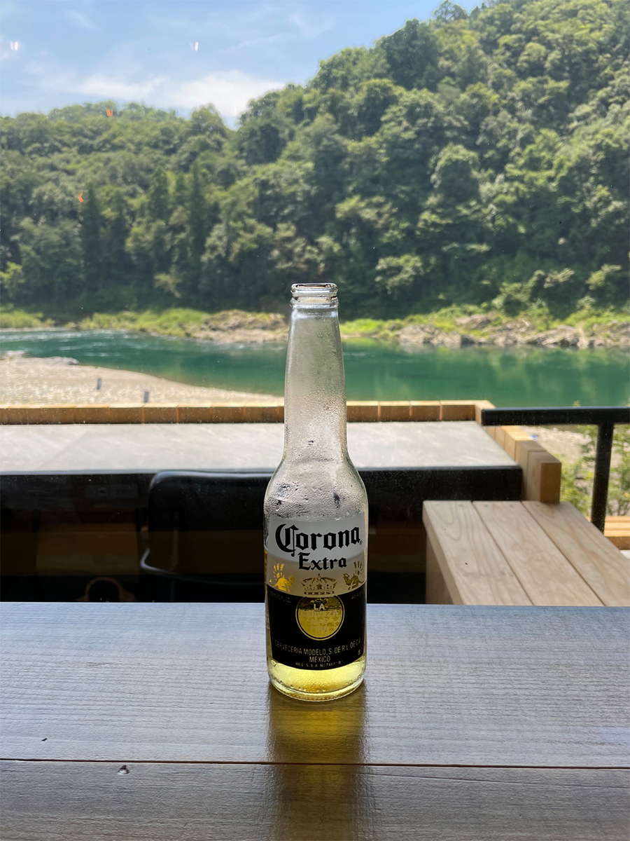 長良川を臨む室内のカウンター席からの絶景