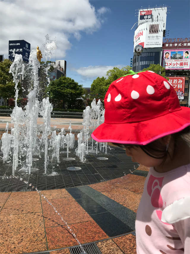 買ってあげたばっかの帽子をかぶった結衣ちゃん