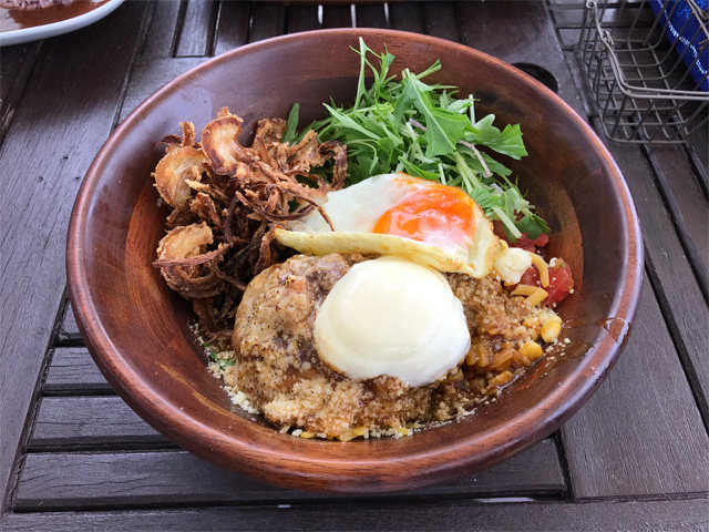 ３種類チーズと島果実カレーのロコモコ