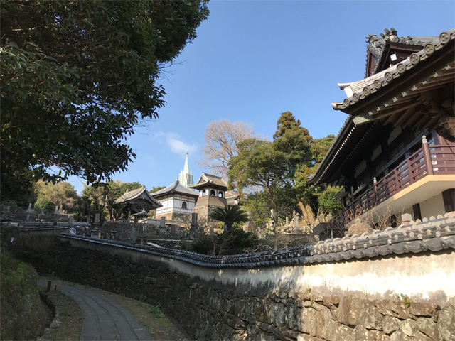 寺院と教会の見える風景