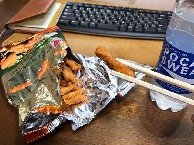 かりかりツイスト・濃厚チーズ味