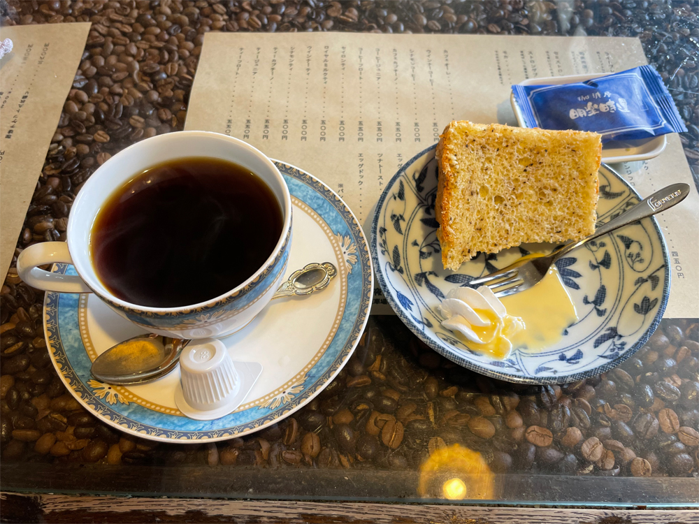 熱い珈琲とシフォンケーキ