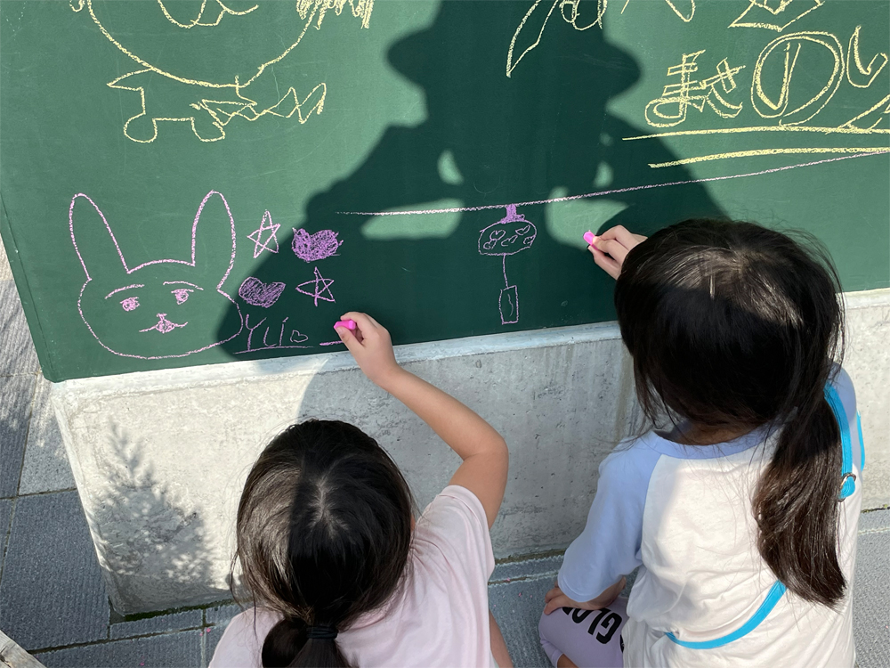 夏の日の思い出を描くちびっ子ギャングたち