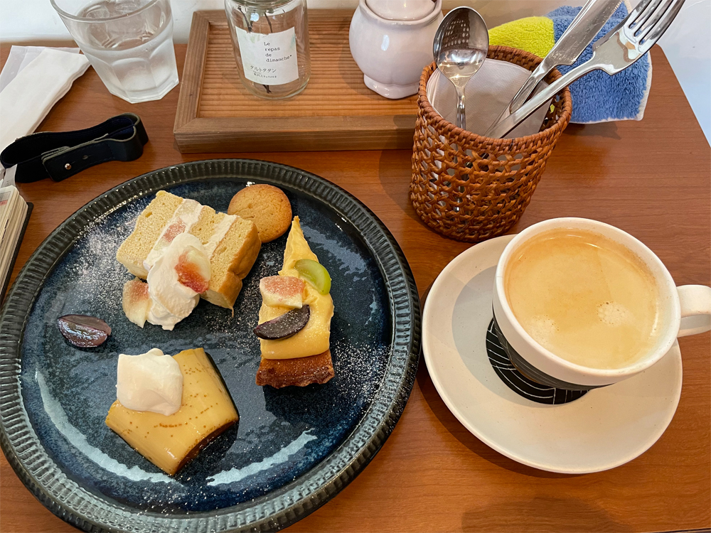 本日の３種プレートと熱い珈琲