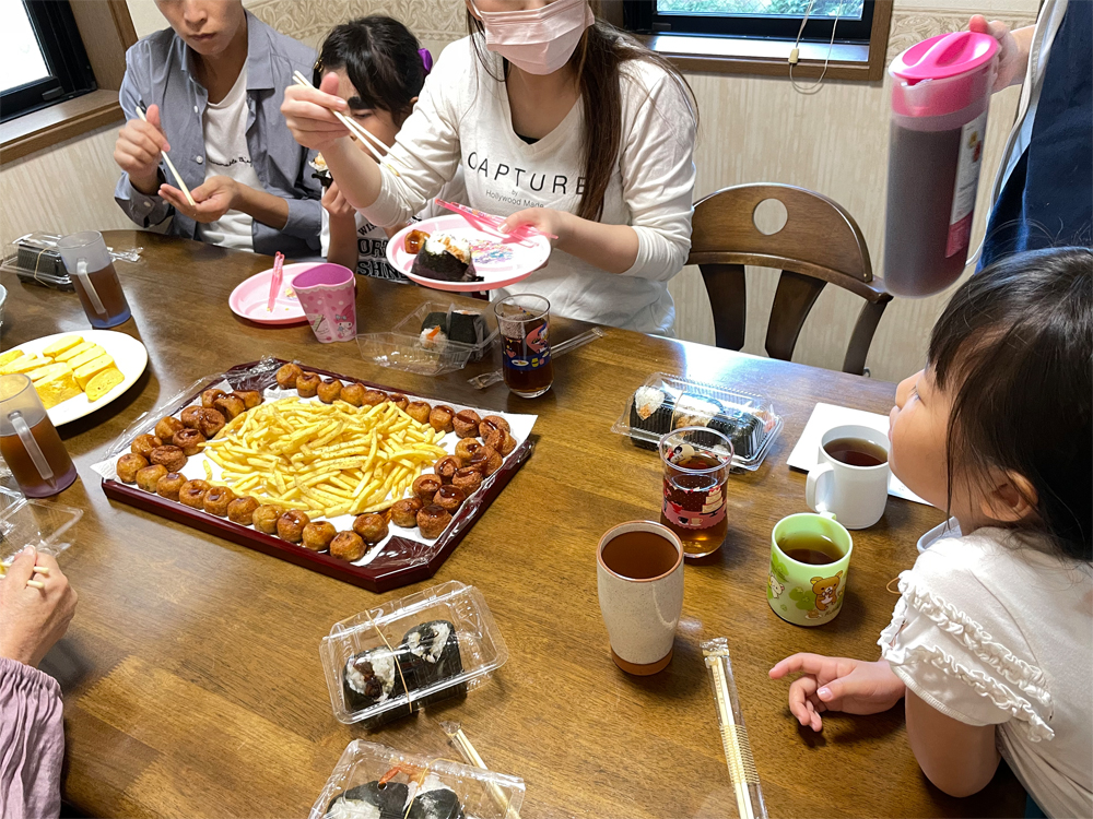 ４年ぶりに観客を入れる保育園の運動会の前の腹ごしらえ