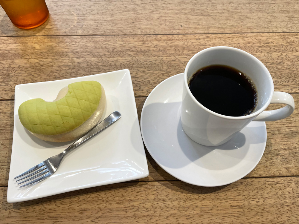 メロンのベーグルと熱い珈琲