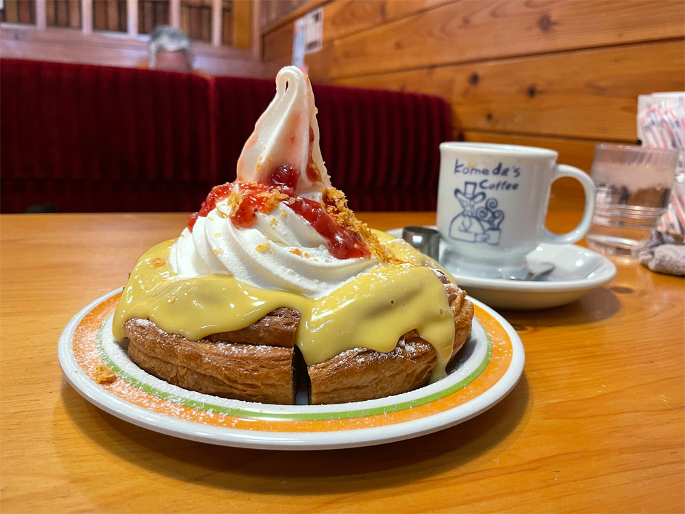シロノワールのいちごのミルフィーユと熱い珈琲