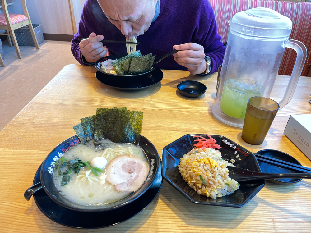塩ラーメンと半チャーハンセットと世界のアツロー