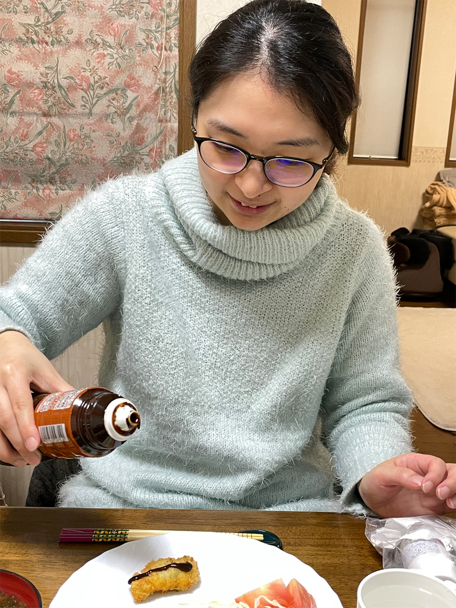 カキフライを食べる次女