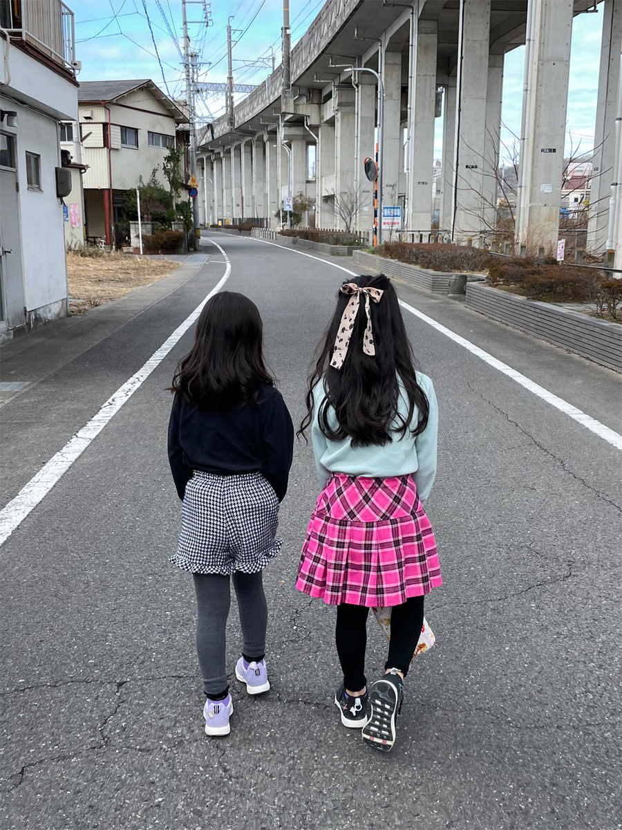 保育園に向かうちびっ子ギャングたち