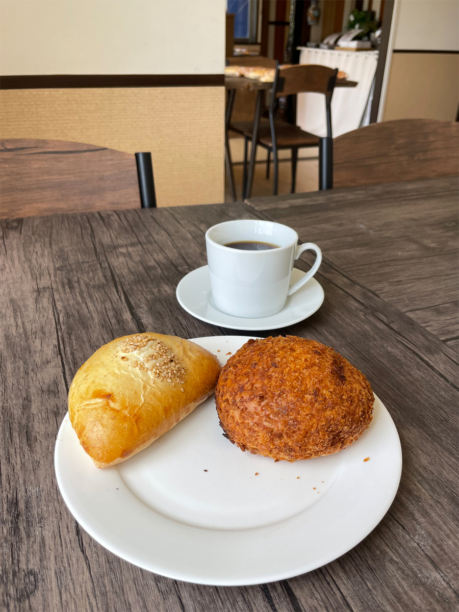 熱い珈琲とクリームパンとカレーパン